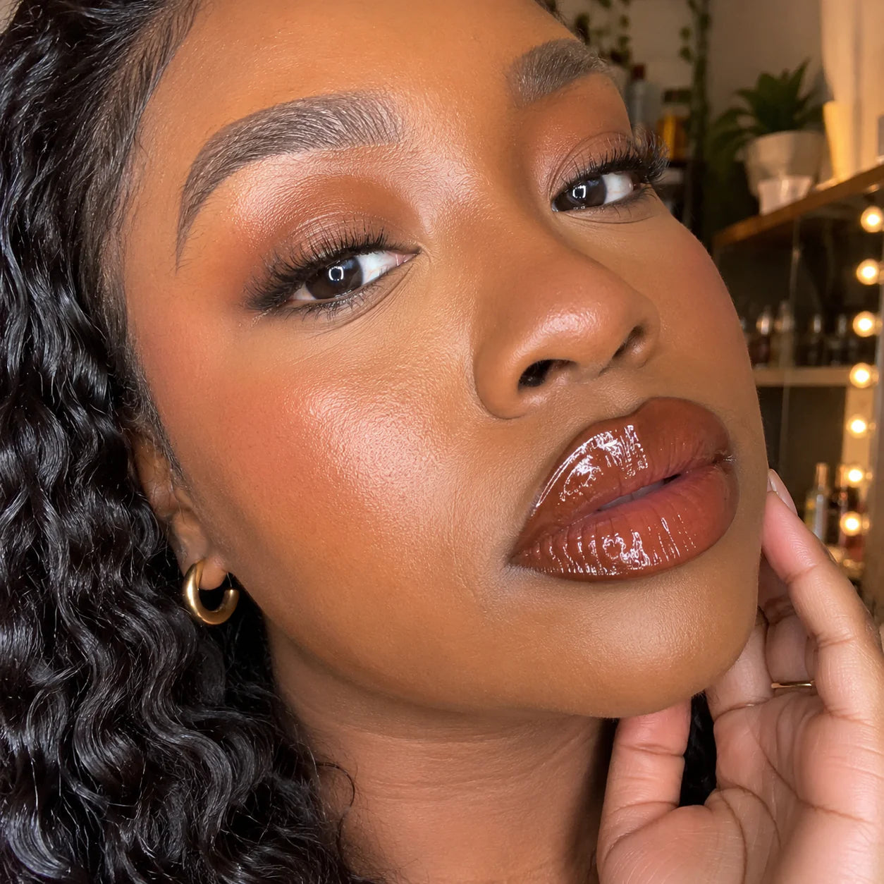 Glossy brown lip look
