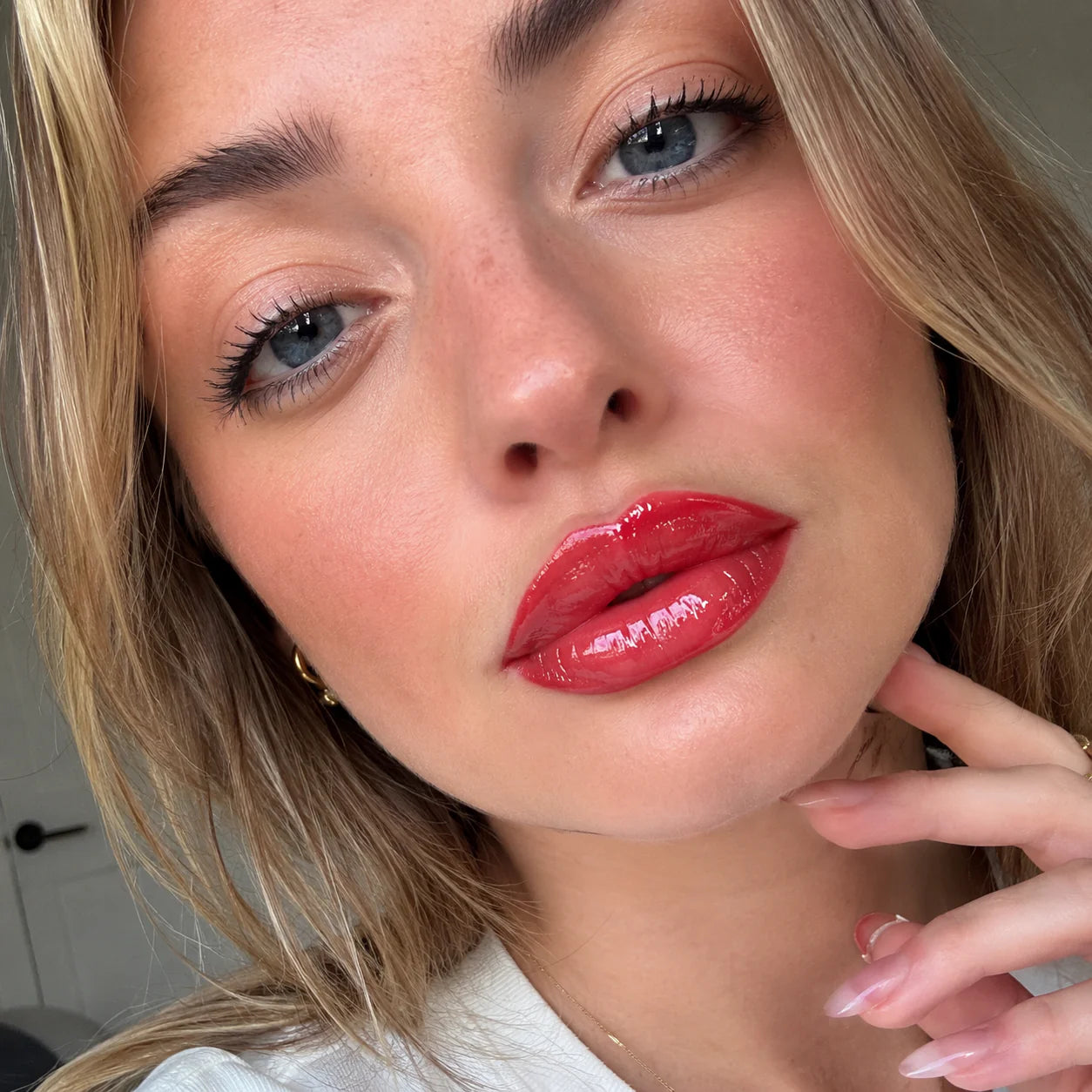 Glossy red lip look