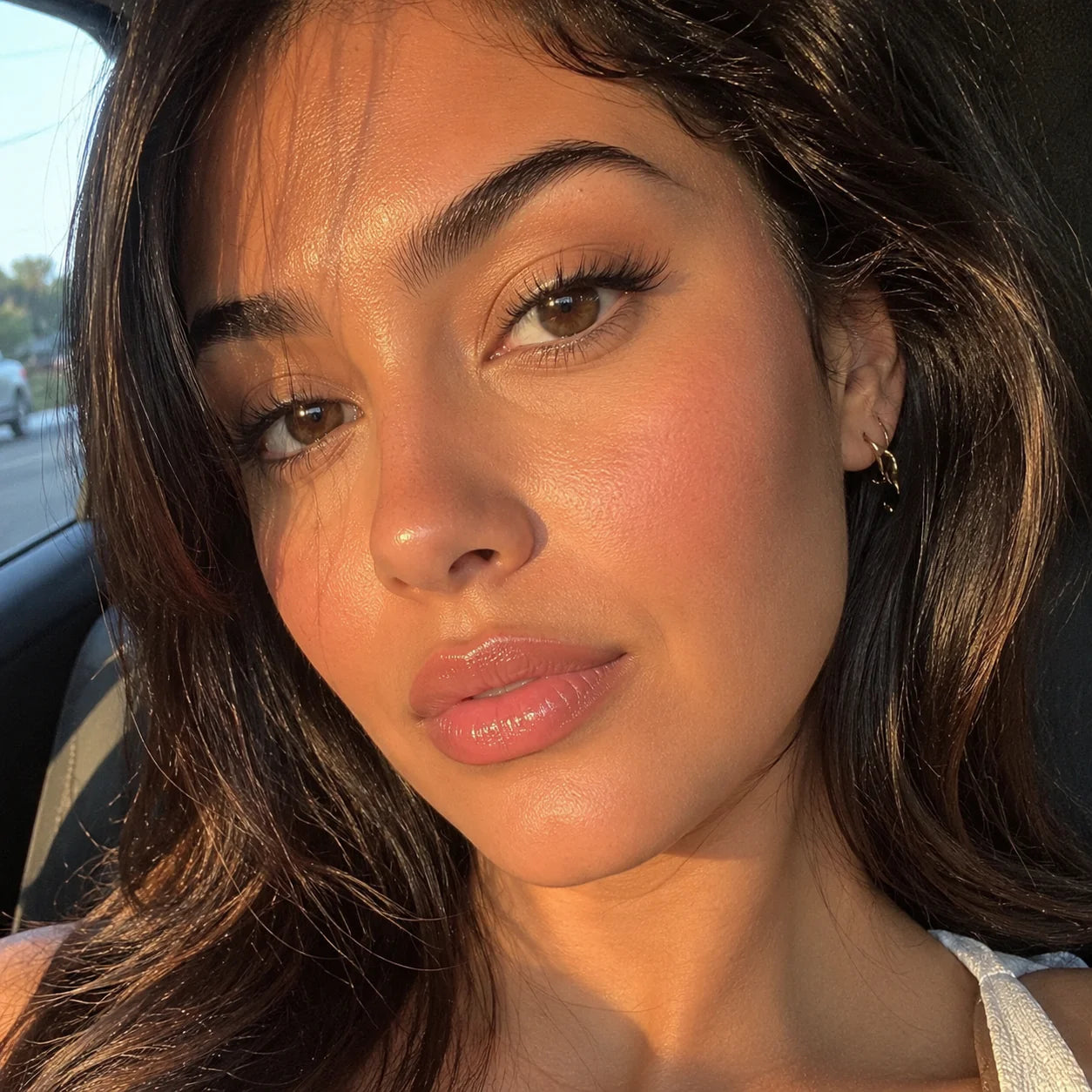 Glossy nude lip look